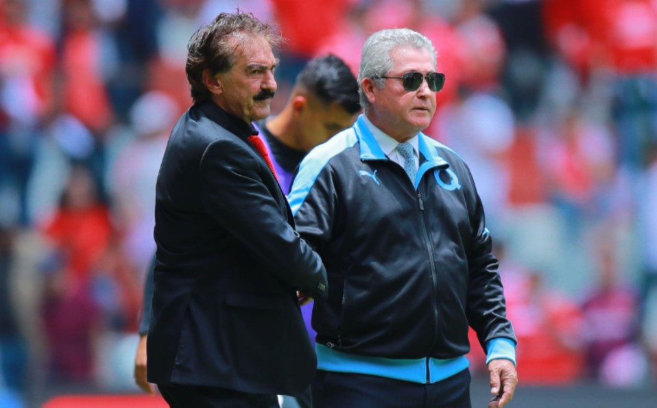 La Volpe y Vucetich se saludan. El argentino diría que él formó el equipo con el que Vuce triunfo en Rayados. Foto: Imago7