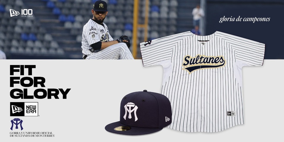 Jersey blanca con líneas negras y gorra azul marino
