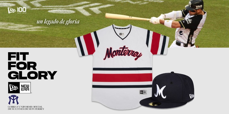 Jersey blanca con rayas rojas y azules. Gorra negra