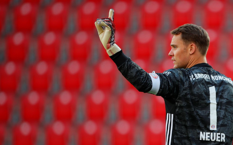 Manuel Neuer, quien recién renovó contrato con el Bayern, entra en acción ante el Frankfurt. Foto: AFP