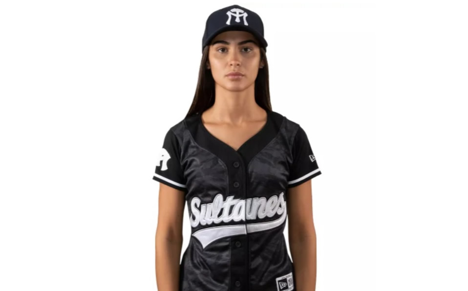 Una de las novedades: la camisola negra (mujer)