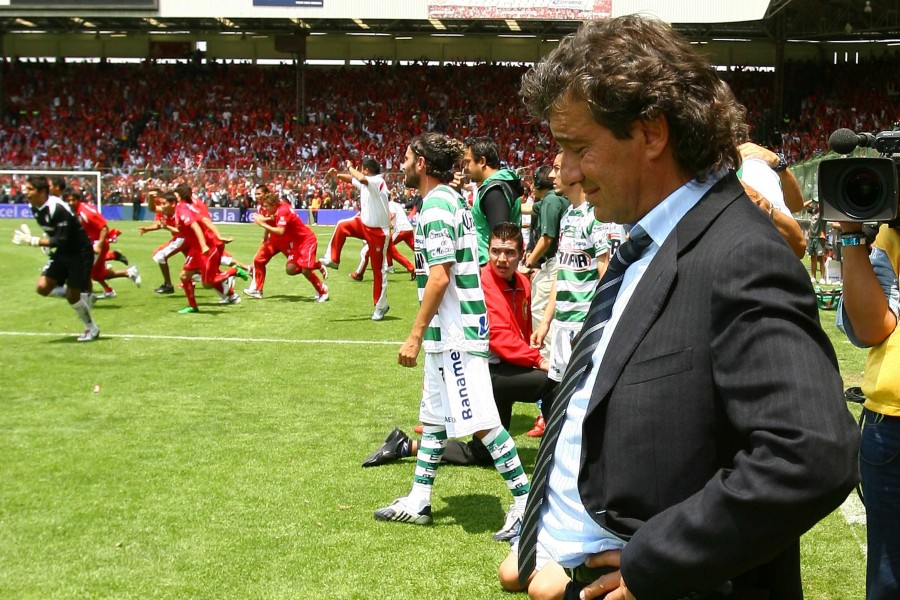 El argentino sufrió en demasía la derrota en la Final ante Toluca en 2010. FOTO: Mexsport.