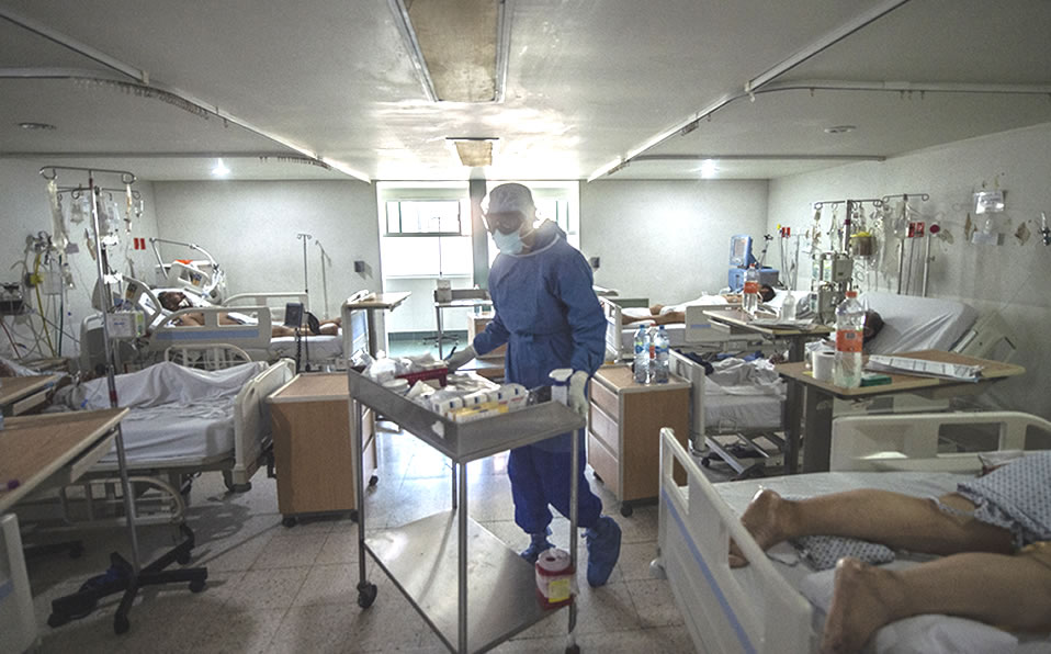 El cuerpo médico trabaja día y noche para salvar vidas. (AFP)