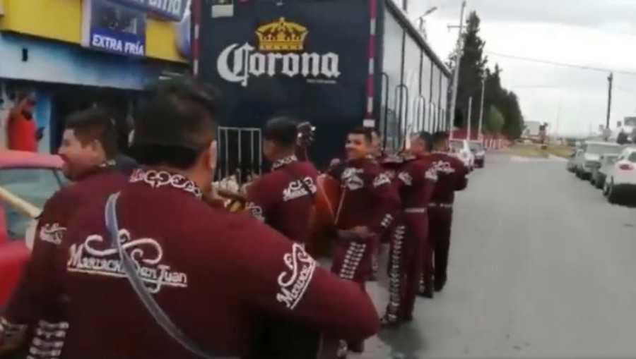 Habitantes no se aguantaron y hasta bailaron con la música del mariachi.