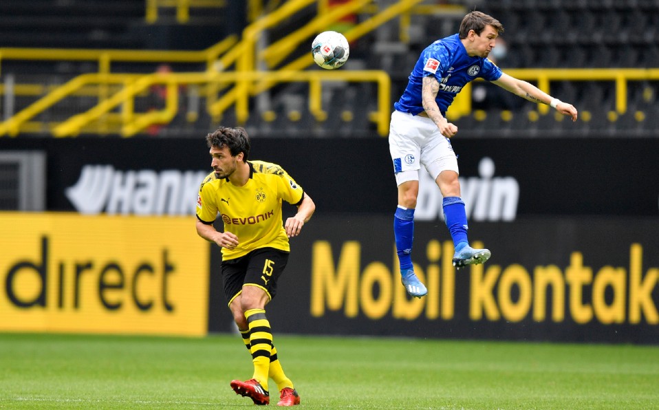 Hummels, en una jugada previo a la lesión en el juego del Dortmund ante el Wolfsburgo. Foto: AFP