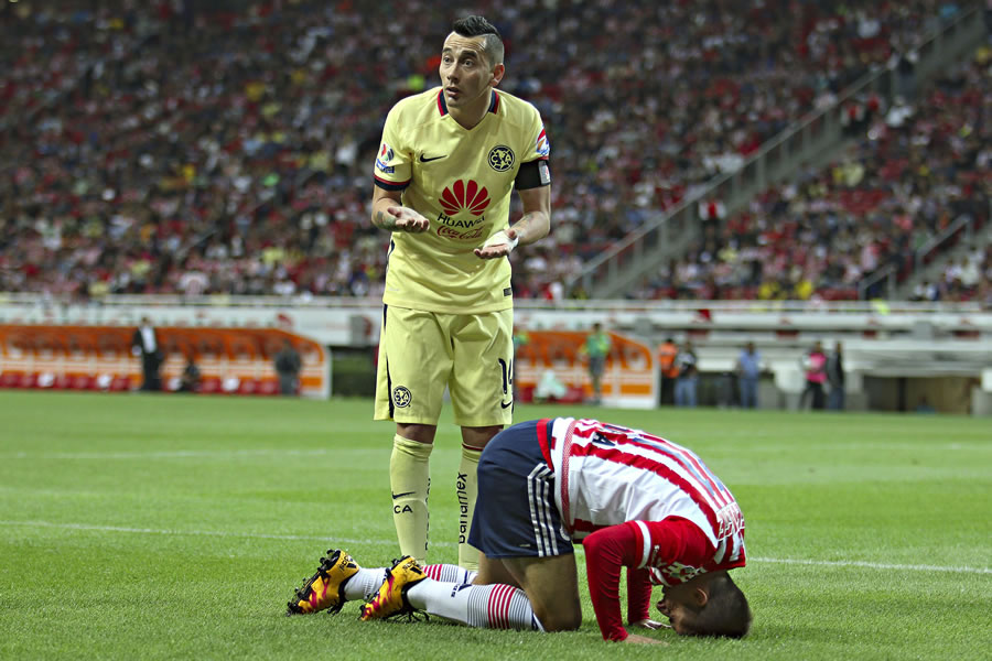 Rubens Sambueza lesionó a Isaac Brizuela y Chivas se la quería cobrar. (Foto: Imago7)