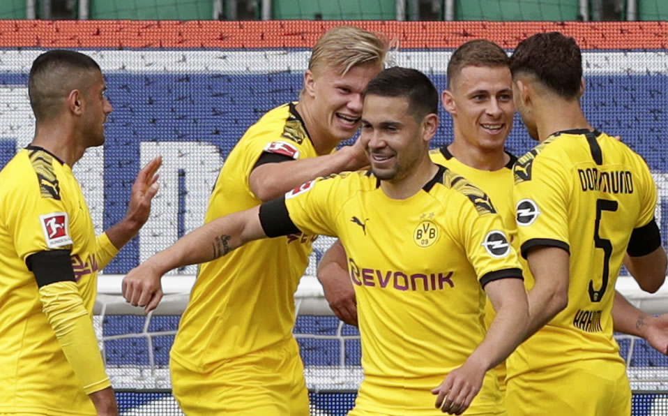Tres puntos valiosísimos para el Dortmund de visitante. (AFP)
