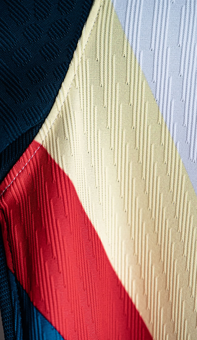 Vivos en amarillo, rojo y azul destacan sobre el color blanco predominante.