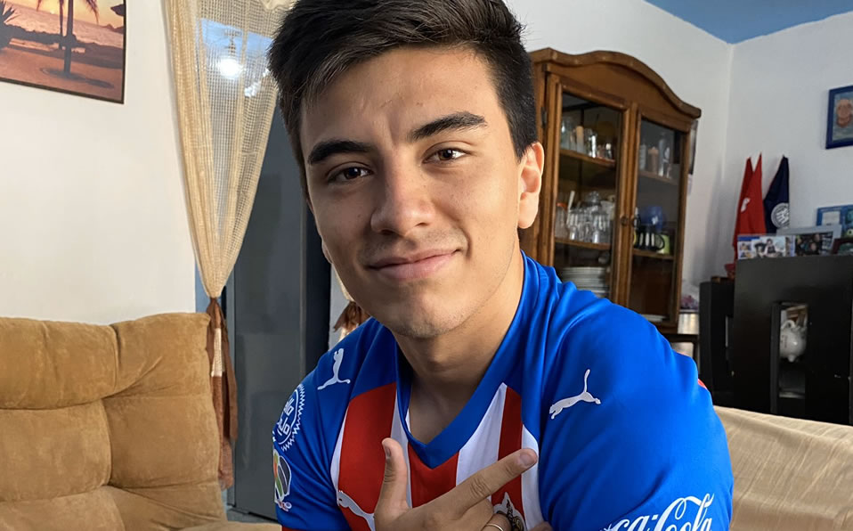 Fernando Beltrán se llevó el Clásico (Twitter @Chivas)
