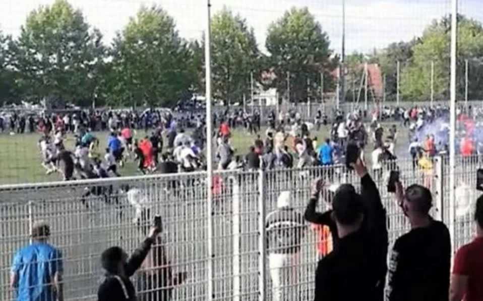 En Francia están prohibidas las reuniones de más de 10 personas, pero al partido de futbol fueron más de 400. (Twitter)