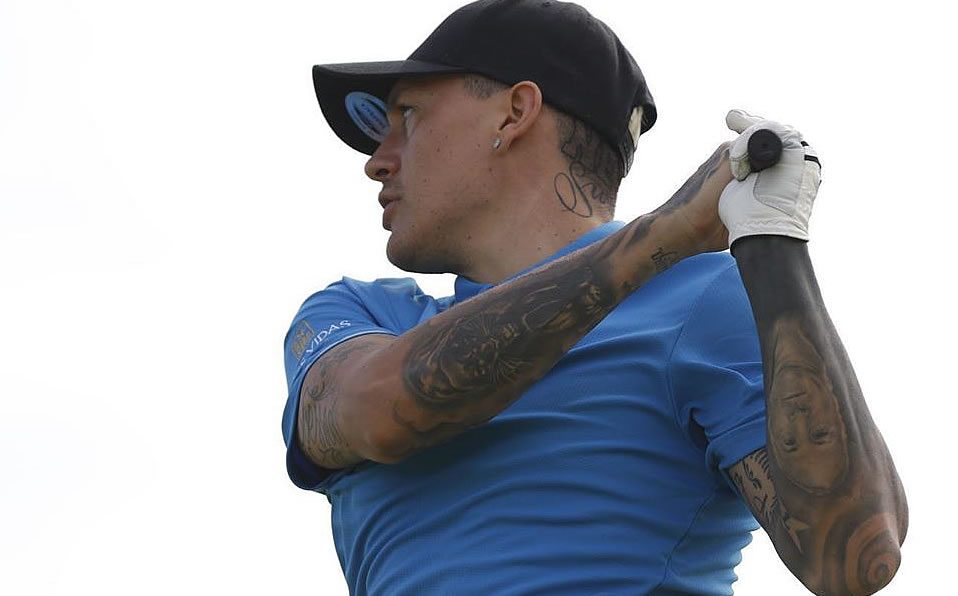 Nico Castillo se rehabilita en la playa por recomendación del cuerpo médico del América. (@Castillo30__)
