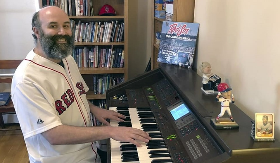 Pianista de los Red Sox da shows en Facebook