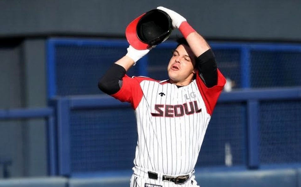 Ramos celebra luego de pegar su primer grand slam en la KBO. (Foto: @LaAficion)