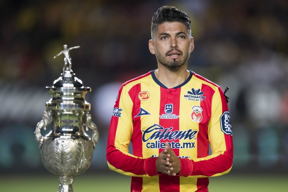 Carlos Adrián Morales | Defensa | Con cuatro etapas, siempre demostró su valía además que es el tercero con más presencias con 322 juegos.