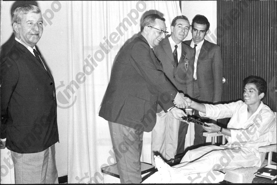 La directiva del Tri fue a visitar al jugador al hospital y le entregó un presente. (Fototeca Milenio)