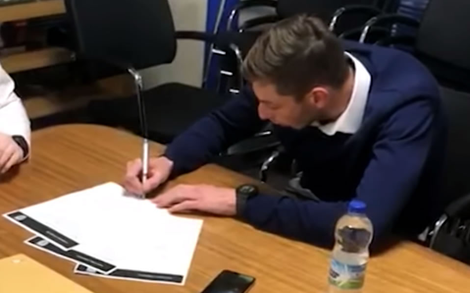 Emiliano Sala en la firma de su contrato con Cardiff City, 72 horas antes de morir. (Daily Mail)