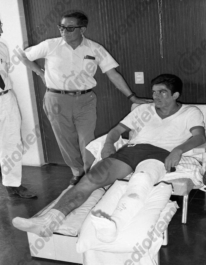 Así le inmovilizaron el pie tras su fractura a 4 días del Mundial. (Fototeca Milenio)