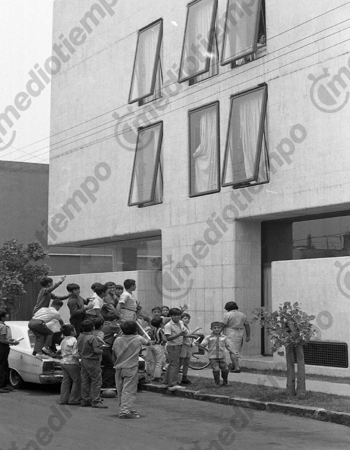 Algunos niños aficionados, esperaron a Onofre a las afueras del hospital. (Fototeca Milenio)