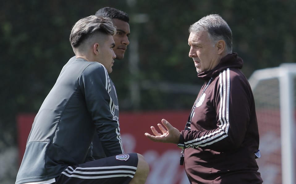 Tata Martino platica con con Johan Vásquez y Gilberto Sepúlveda. (Foto: Imago7)