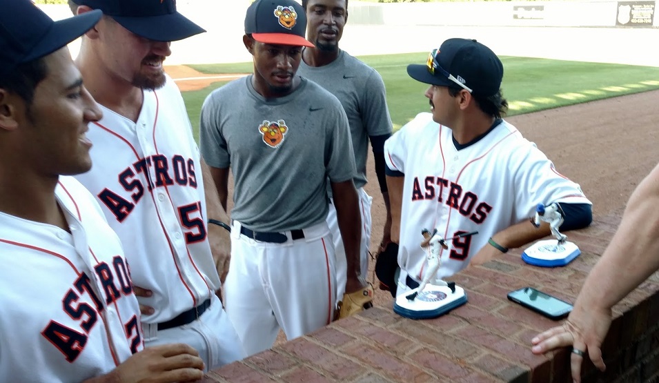 Astros le pagará a peloteros de las Menores hasta agosto