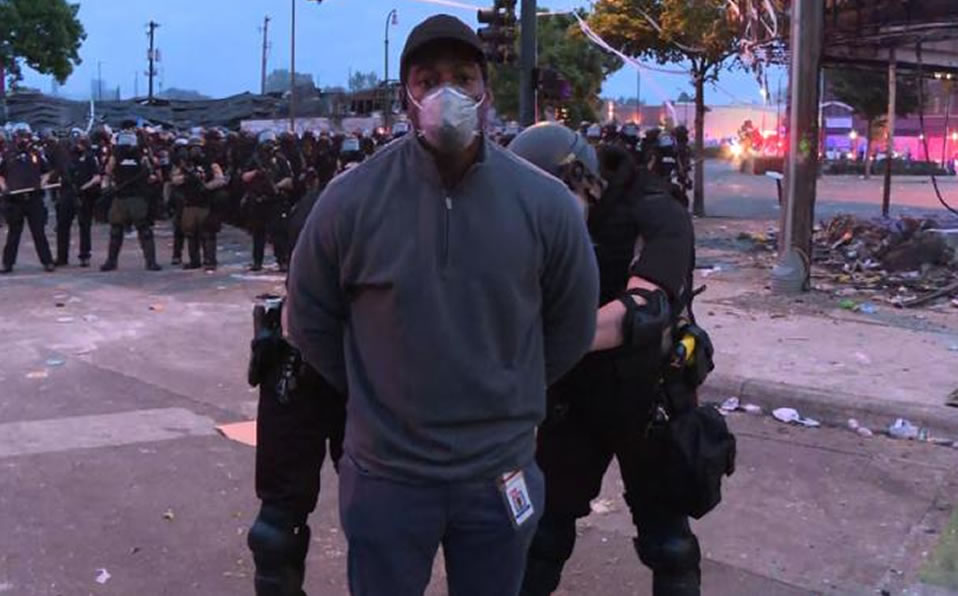 El corresponsal fue esposado por oficiales de policía (Captura)