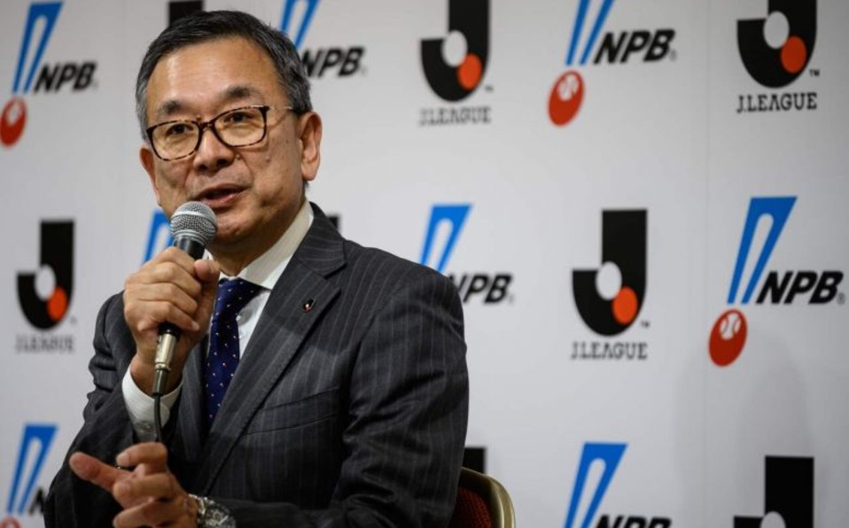 El presidente de la J-League, Mitsuru Murai, dio el anuncio. Foto: AFP