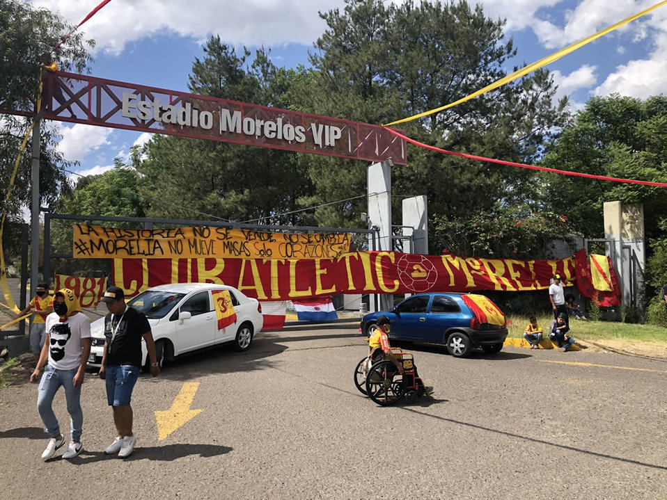Los accesos al Estadio Morelos están cercados por aficionados. (Foto: @MLeyendasFutbol)