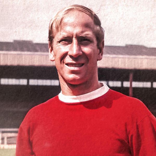 Bobby Charlton: su vida quedó marcada al ser uno de los supervivientes del accidente aéreo que sufrió el Manchester United en Múnich en 1958.