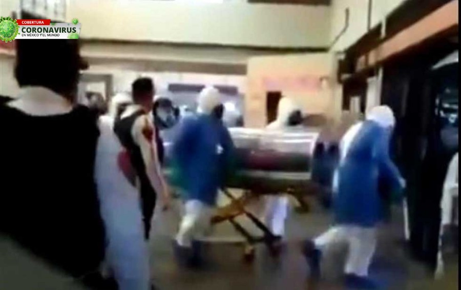 El enfermo tuvo que ser trasladado a un hospital en una cápsula.