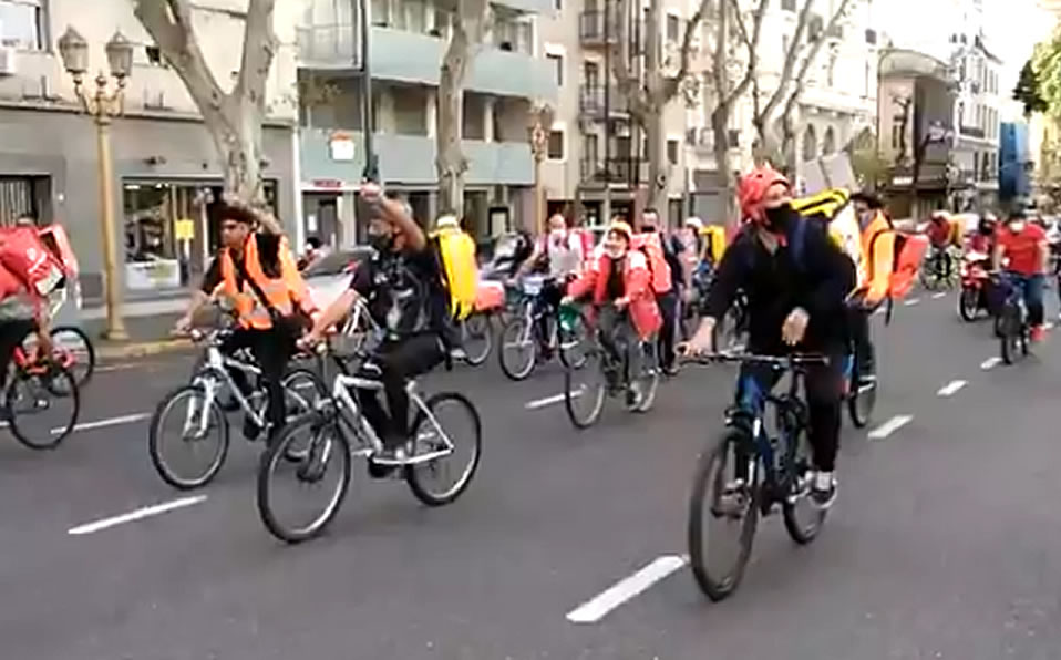 La caravana de repartidores.
