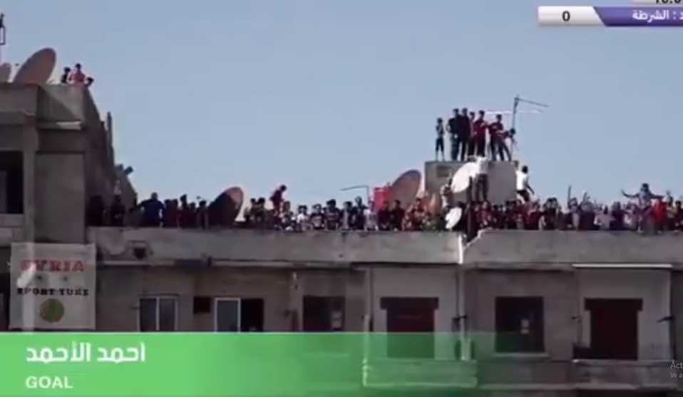 Liga de Siria reanudó a puerta cerrada; aficionados festejan en azotea