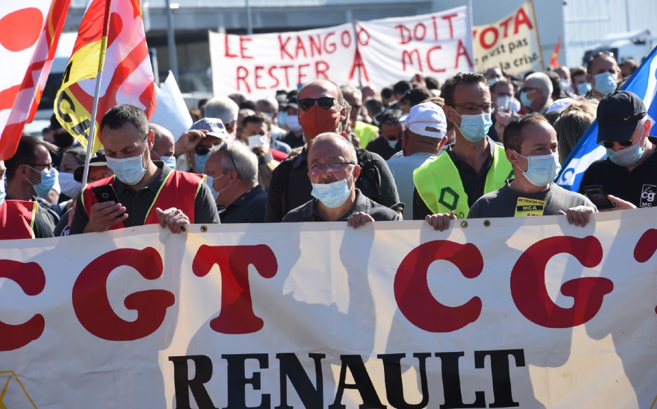 Protestas por los despidos en la constructora de automóviles Renault, quien anunció que seguirá en F1. Foto: AFP
