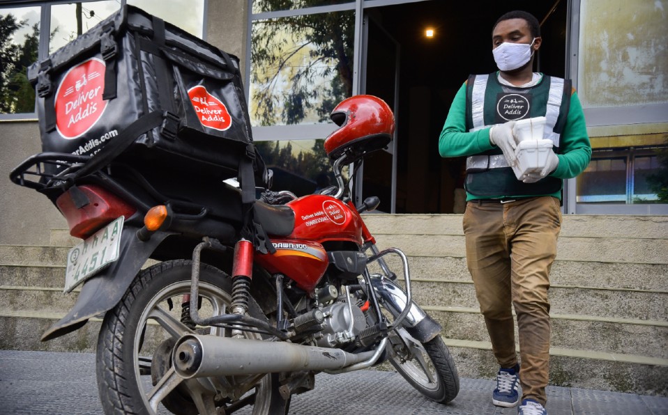 Un repartidor se dispone a llevar comida a domicilio. Foto: AFP