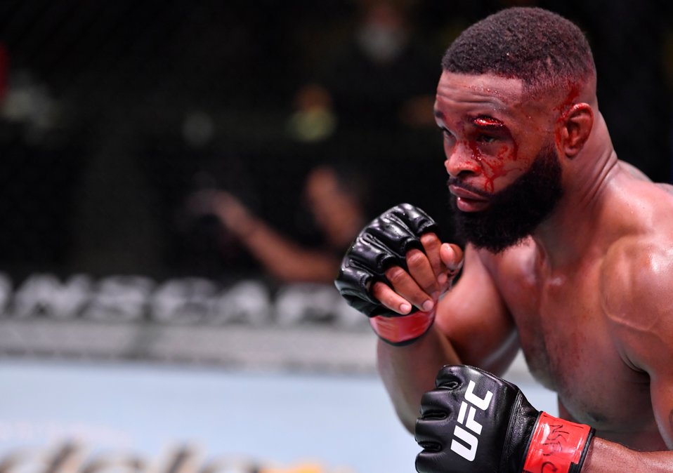 Tyron Woodley acabó con una cortada en la ceja izquierda. (Foto: DAZN)