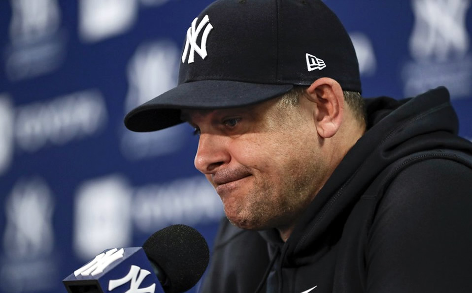 Aaron Boone en una conferencia de prensa después de iniciar el Spring Training. (Foto: AP)