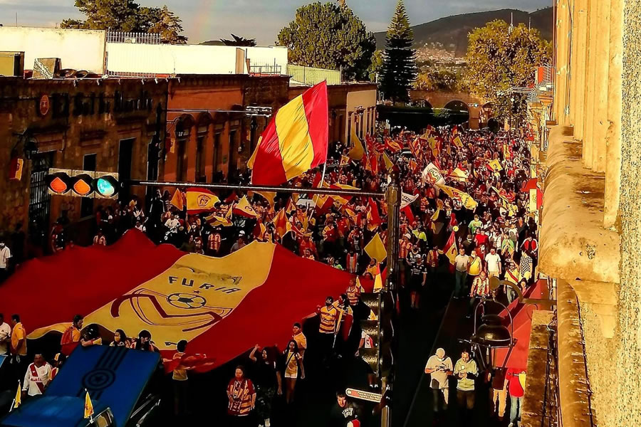 Las calles de Morelia se pintaron de rojo y amarillo. (Foto: @OKRAMOMALLEY)