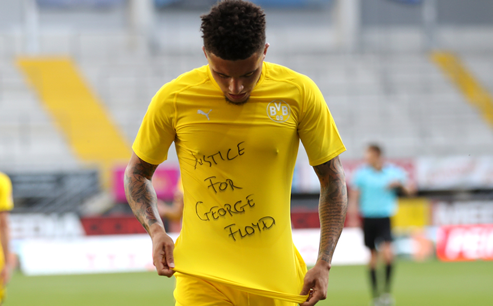 El futbolista inglés mostró una leyenda en la camiseta (AFP)