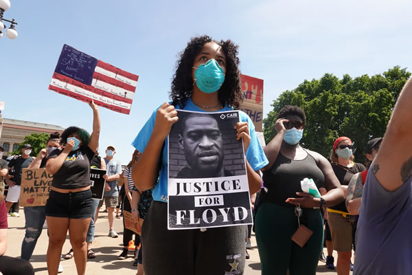 "Justicia para Floyd" dice este cartelón con el rostro del fallecido.