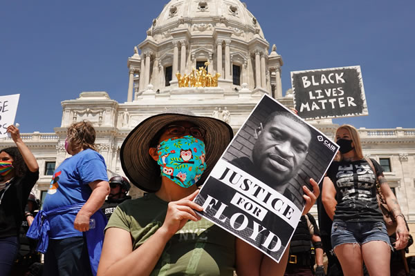 La brutalidad de un Policía de raza blanca mató a George Floyd en Minnesota.