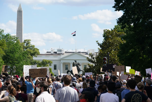 El hogar de Donald Trump fue uno de los blancos de los manifestantes en Washington D.C.