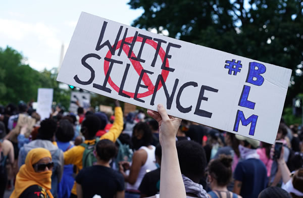 Hombres y mujeres caucásicos se unieron a gente de raza negra para la protesta.