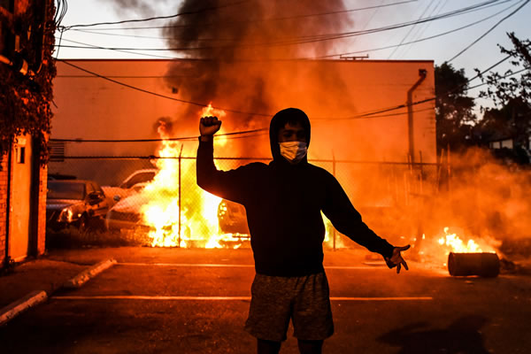 Una postal "de guerra", así las calles de Michigan en los reclamos sociales.