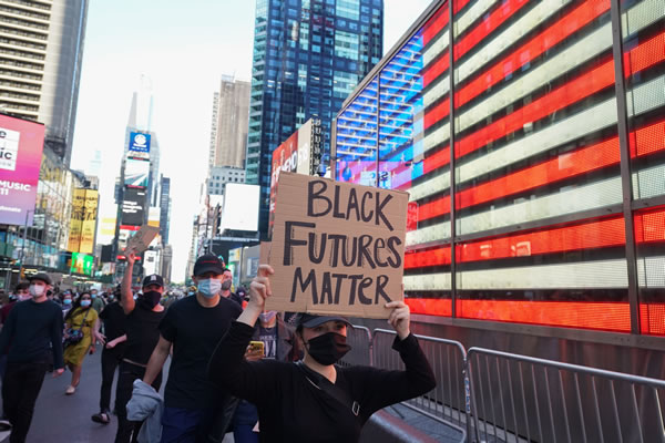 En Nueva York, un cartelón que dice: "El futuro de los negros importa".