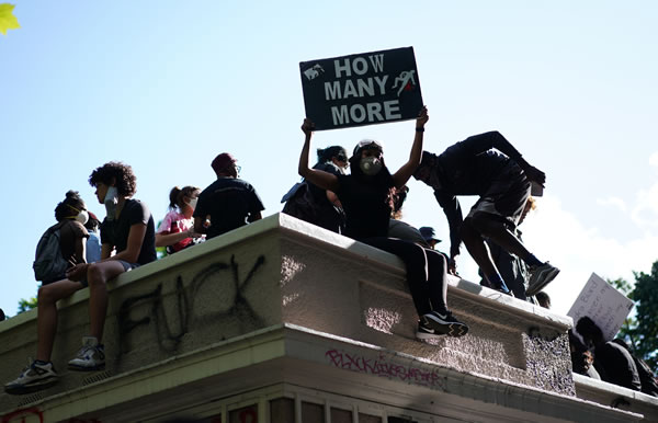 "¿Cuántos más?" es la pregunta de estos manifestantes en Washington.