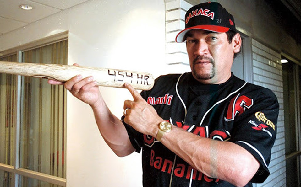 Nelson presume el bat con el que rompió la marca de home runs en LMB. (Foto: @GuerrerosOax)