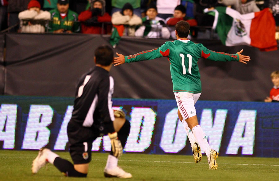El 24 de febrero de 2010 anotó sus primeros goles con el Tri ante Bolivia. (Foto: Mexsport)