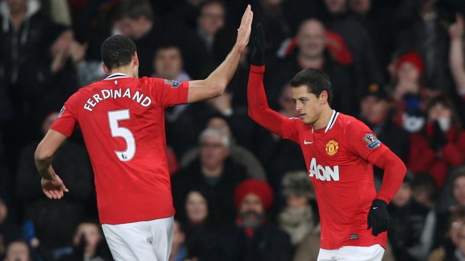 Chicharito Hernández y Ferdinand con el United en 2011 (FOTO: Twitter)