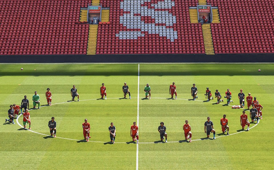 Los jugadores del Liverpool entrenaron en Anfield, donde pusieron rodilla en tierra por George Floyd. (@LFC)
