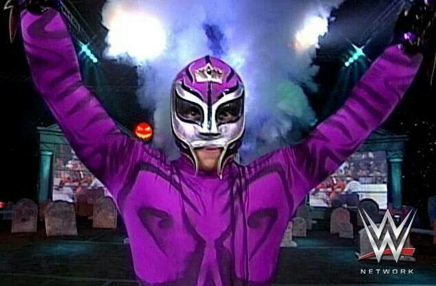 El primer atuendo de Rey que saltó a la fama es este estilo "El Fantasma" en Halloween Havoc de WCW en 1997.