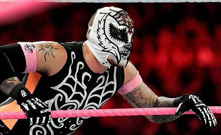 Las tradiciones mexicanas como el Día de Muertos también han sido parte del atuendo de Rey.